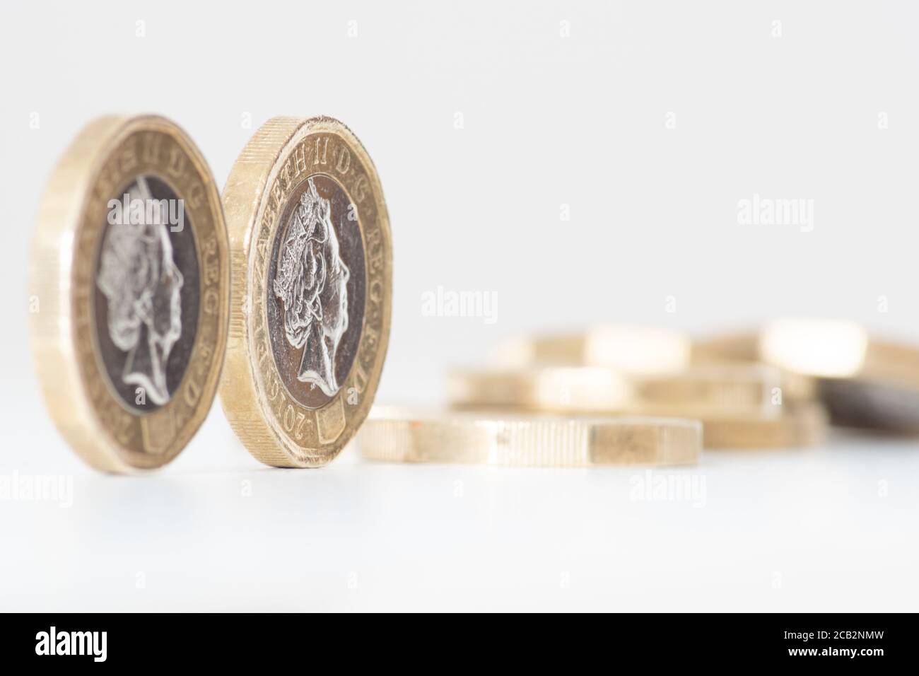 £1 Münzen des Pfund Sterling in einem Stapel. 2016 Neugestaltung der Pfund-Münze mit 12-seitigem oder zweieckigen Außenkante. Großbritannien, Großbritannien, GB, G.B., Großbritannien Stockfoto