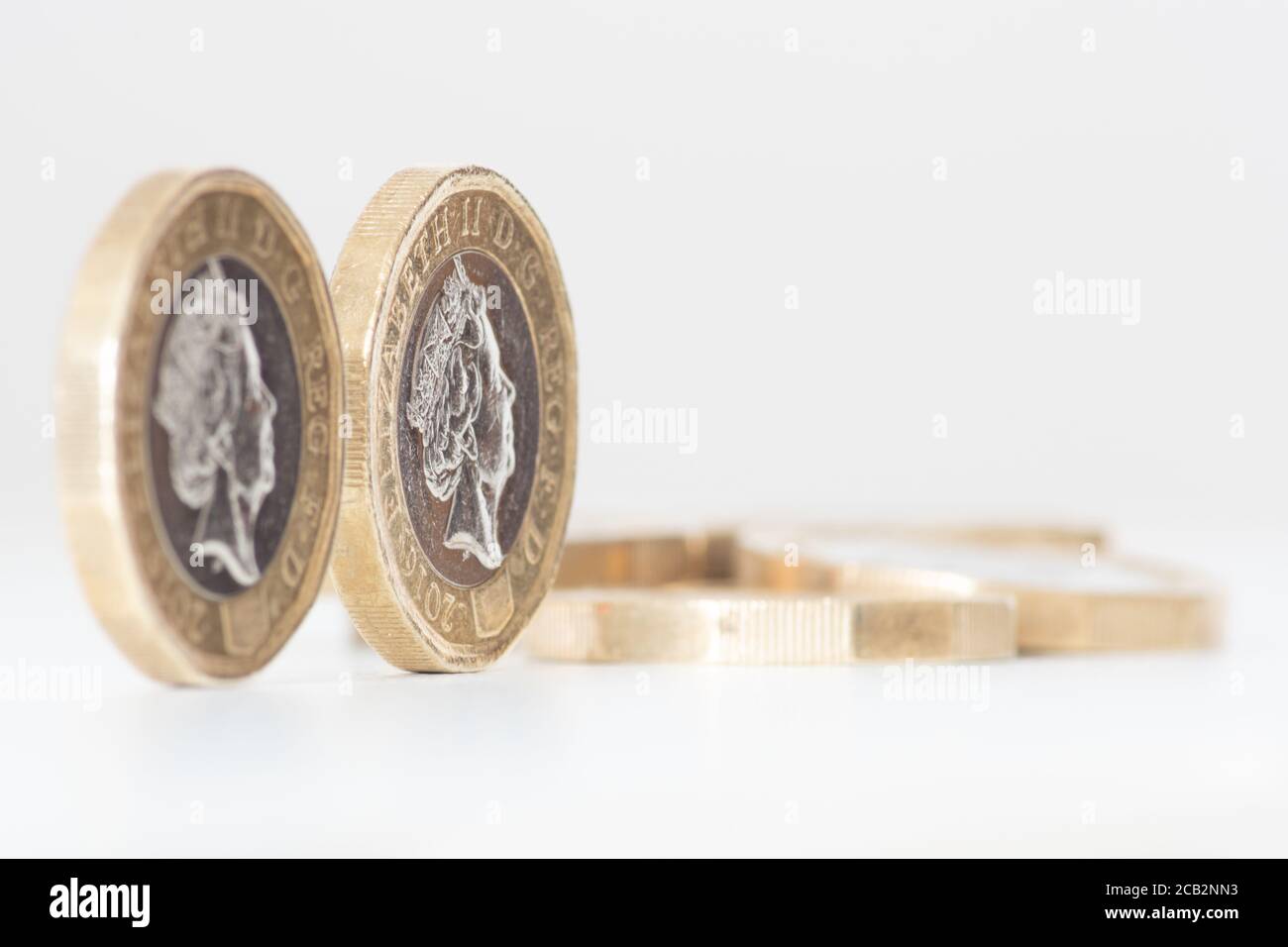 £1 Münzen des Pfund Sterling in einem Stapel. 2016 Neugestaltung der Pfund-Münze mit 12-seitigem oder zweieckigen Außenkante. Großbritannien, Großbritannien, GB, G.B., Großbritannien Stockfoto