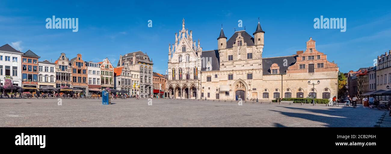 Panorama des Grote Marktes und des Rathauses von Mechelen in Belgien an einem sonnigen Tag Stockfoto