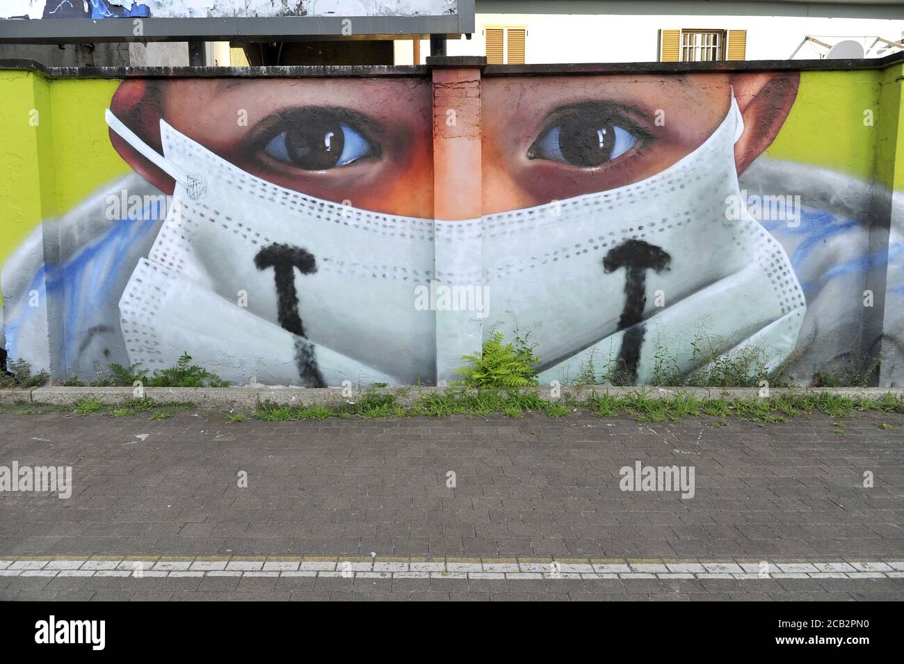 - Mailand, nel quartiere periferico nord di Quarto Oggiaro, omaggio dell'artista Cosimo Caiffa (Cheone) agli operatori sanitari dell'ospedale Sacco, in prima linea durante l'epidemia di Coronavirus Mailand (Italien), im nördlichen Vorort von Quarto Oggiaro, Hommage von der Straßenkünstler Cosimo Caiffa (Cheone) Krankenhaus An der Front während der Coronavirus-Epidemie Stockfoto