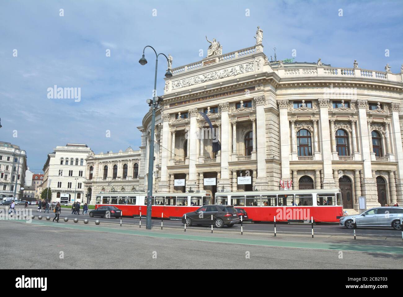 WIEN, ÖSTERREICH - 03. MAI 2016 : das Burgtheater, das Österreichische Nationaltheater in Wien. Rote Straßenbahn fährt am Theatergebäude vorbei. Stockfoto