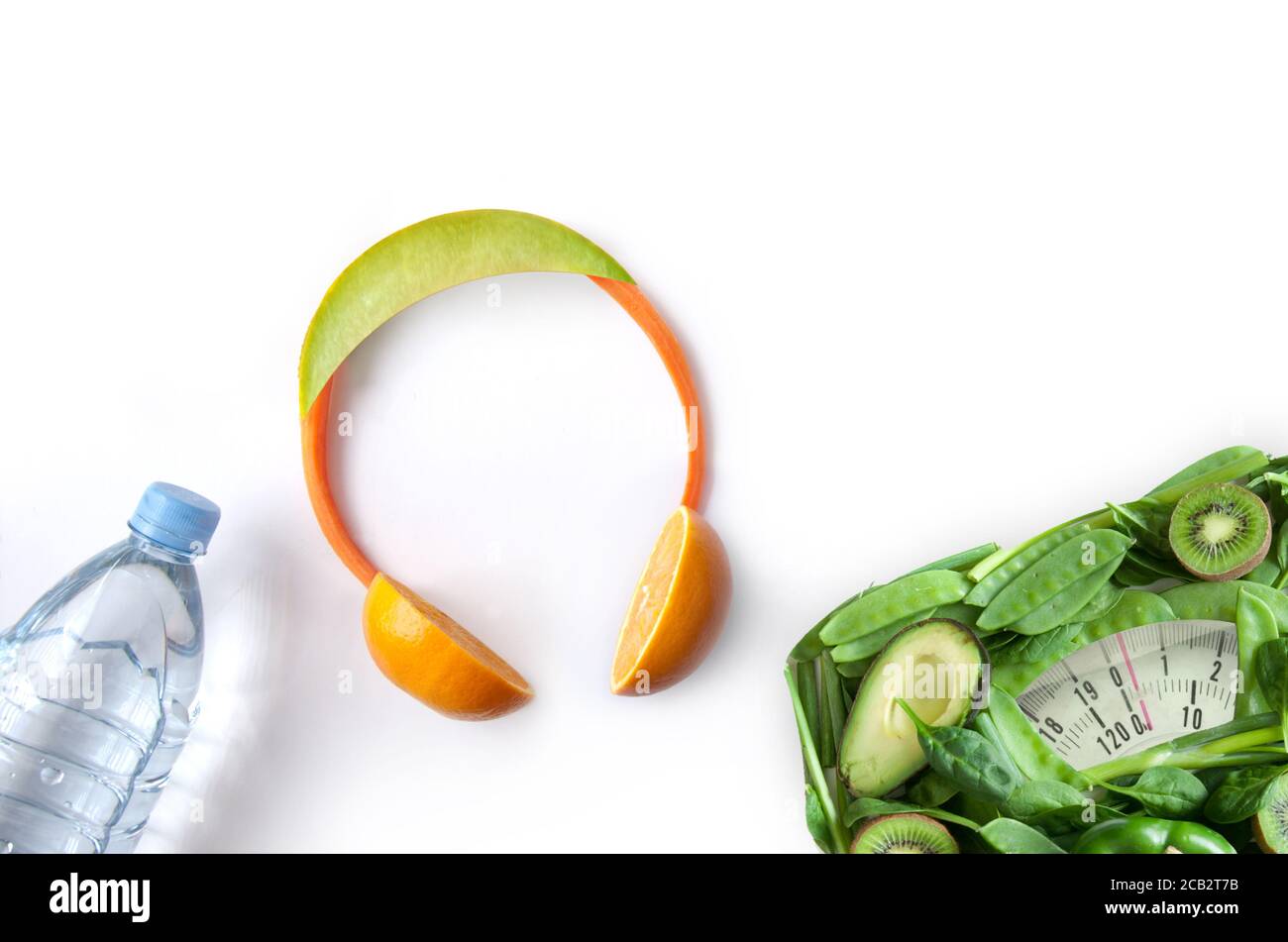 Kopfhörer und Waagen aus Obst und Gemüse Stockfoto