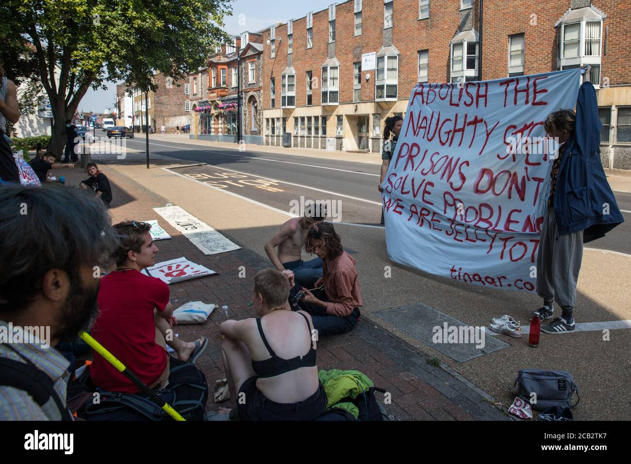 High Wycombe, Großbritannien. August 2020. Umweltaktivisten der direkt-HS2-Aktionsgruppe HS2 Rebellion zeigen Unterstützung für sieben AktivistInnen, überwiegend Teenager, die an einer Anhörung vor dem High Wycombe Magistrate’ Court teilnahmen, nachdem sie nach dem Trade Union and Labor Relations Act verhaftet worden waren, während sie auf einer Brücke auf einem öffentlichen Fußweg im Denham Country Park standen. Kredit: Mark Kerrison/Alamy Live Nachrichten Stockfoto