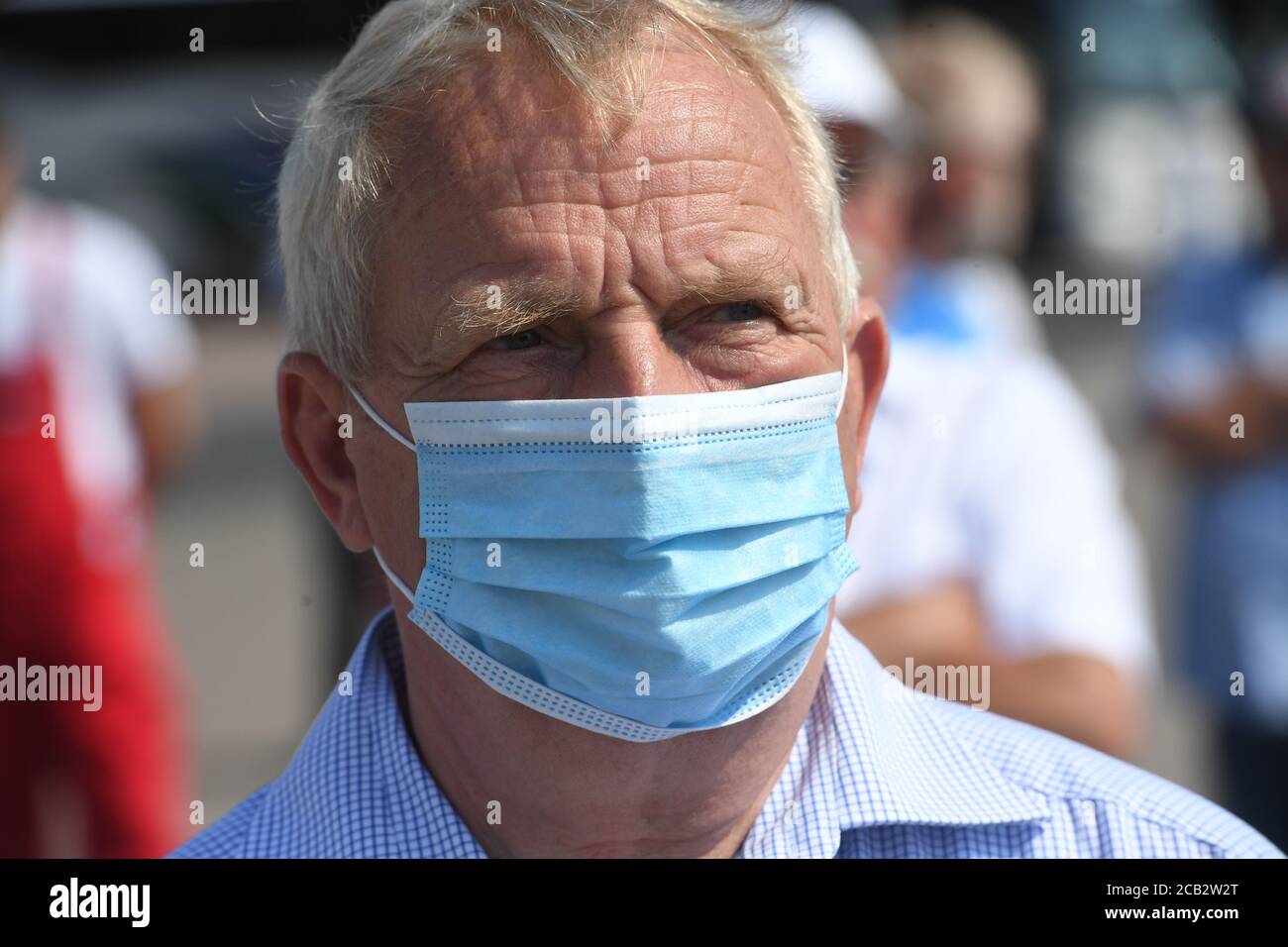 10 August Mecklenburg Vorpommern Sassnitz Till Backhaus Spd Landwirtschaftsminister Mecklenburg Vorpommerns Tragt Mundschutz Bei Einer Demonstration Stop Greenpeace Fur Die Erhaltung Der Ostsee Fischerei Kustenfischer Aus Mecklenburg