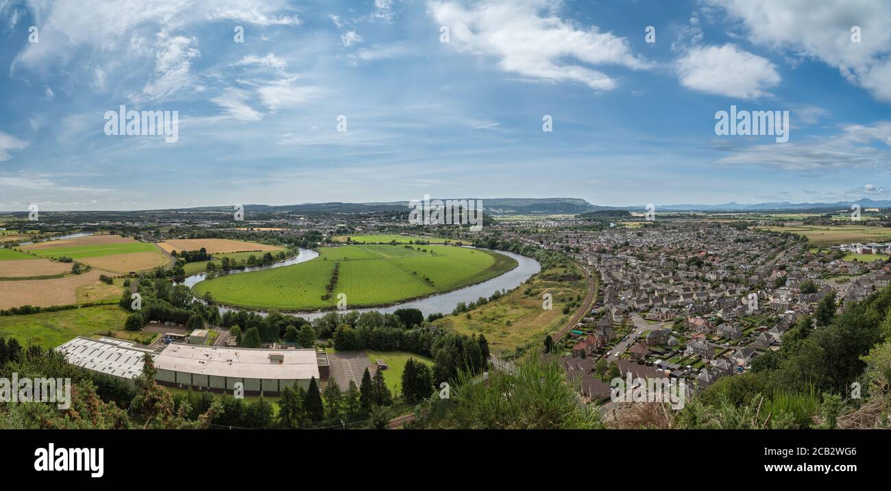 Ein Blick auf die Stadt Stirling, Schottland. Aufgenommen von der Abbey Craig, wo das Wallace Monument mit Blick auf die Stadt thront. Blick in Richtung Stirling. Stockfoto