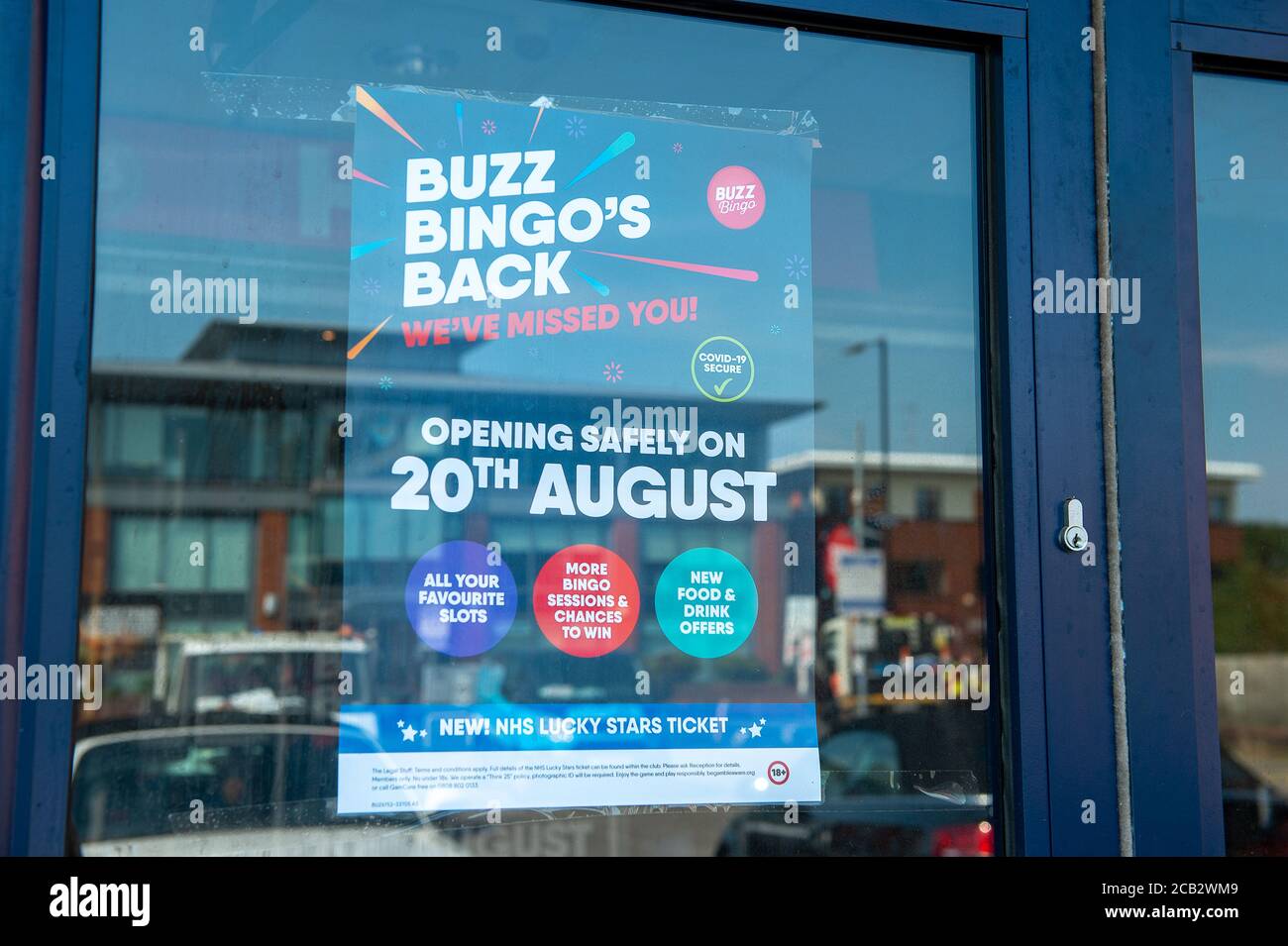 Slough, Berkshire, Großbritannien. August 2020. Buzz Bingo in Slough wird am 20. August 2020 nach der Coronavirus-Sperre wieder eröffnet, es wurde jedoch berichtet, dass 26 der Buzz Bingohallen nach der Coronavirus-Sperre dauerhaft geschlossen werden, wodurch 573 Arbeitsplatzverluste gefährdet werden. Quelle: Maureen McLean/Alamy Live News Stockfoto