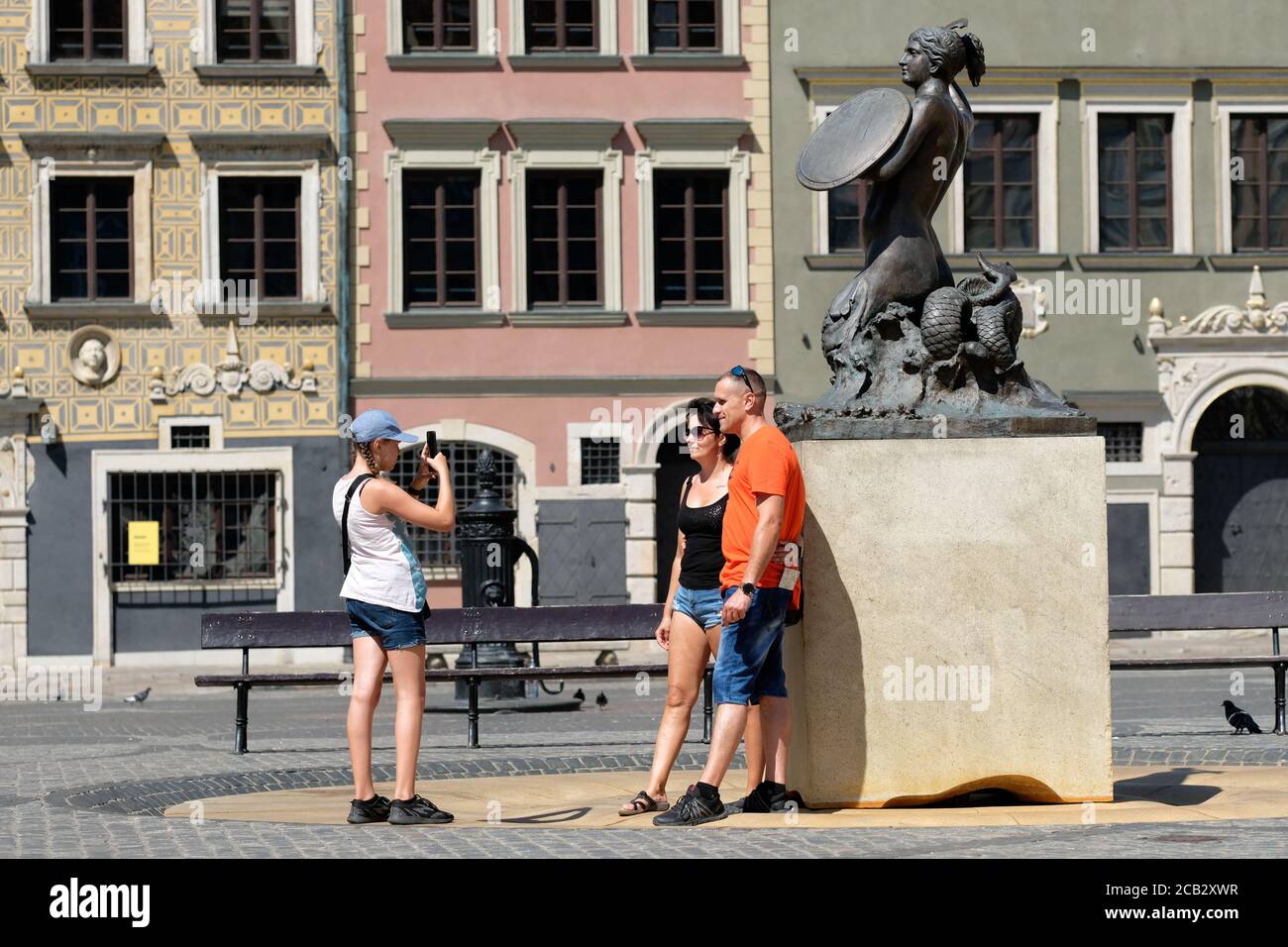Warschau Polen Touristen besuchen die Syrena Meerjungfrau Statue in der Altstadt von Warschau Sommer 2020 Stockfoto