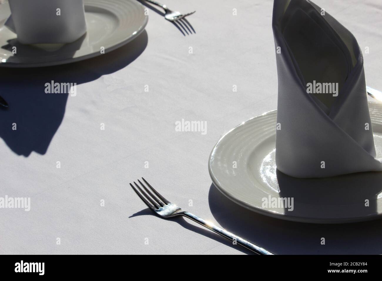 Serviette Faltdeko auf einem Teller Stockfoto