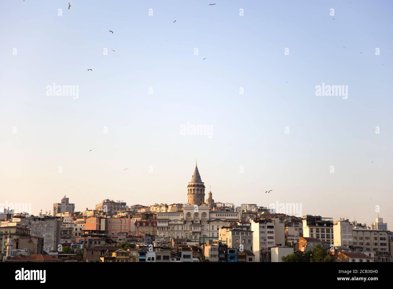 Panoramablick auf mittelalterlichen Stein Galata Turm in Istanbul, Türkei Stockfoto