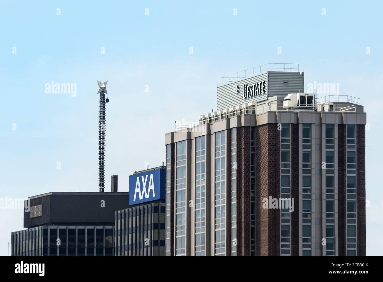 Syracuse, New York, USA. 9. August 2020.Blick auf ein Upstate University Hospital Gebäude und die AXA Towers in der Innenstadt von Syracuse, NY Stockfoto