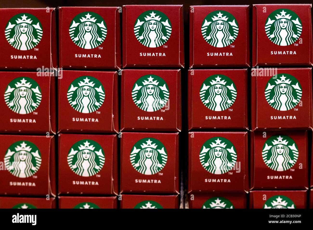 Valencia, Spanien - 8. August 2020: Kisten mit Kaffeekapseln mit dem Starbucks Markenlogo in einem Supermarkt gestapelt. Stockfoto