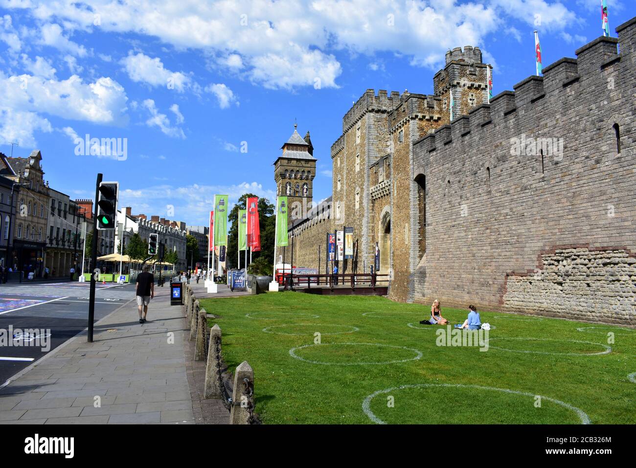 Cardiff Castle Eingang und Castle Street al fresco Essbereich, Cardiff, Wales Stockfoto