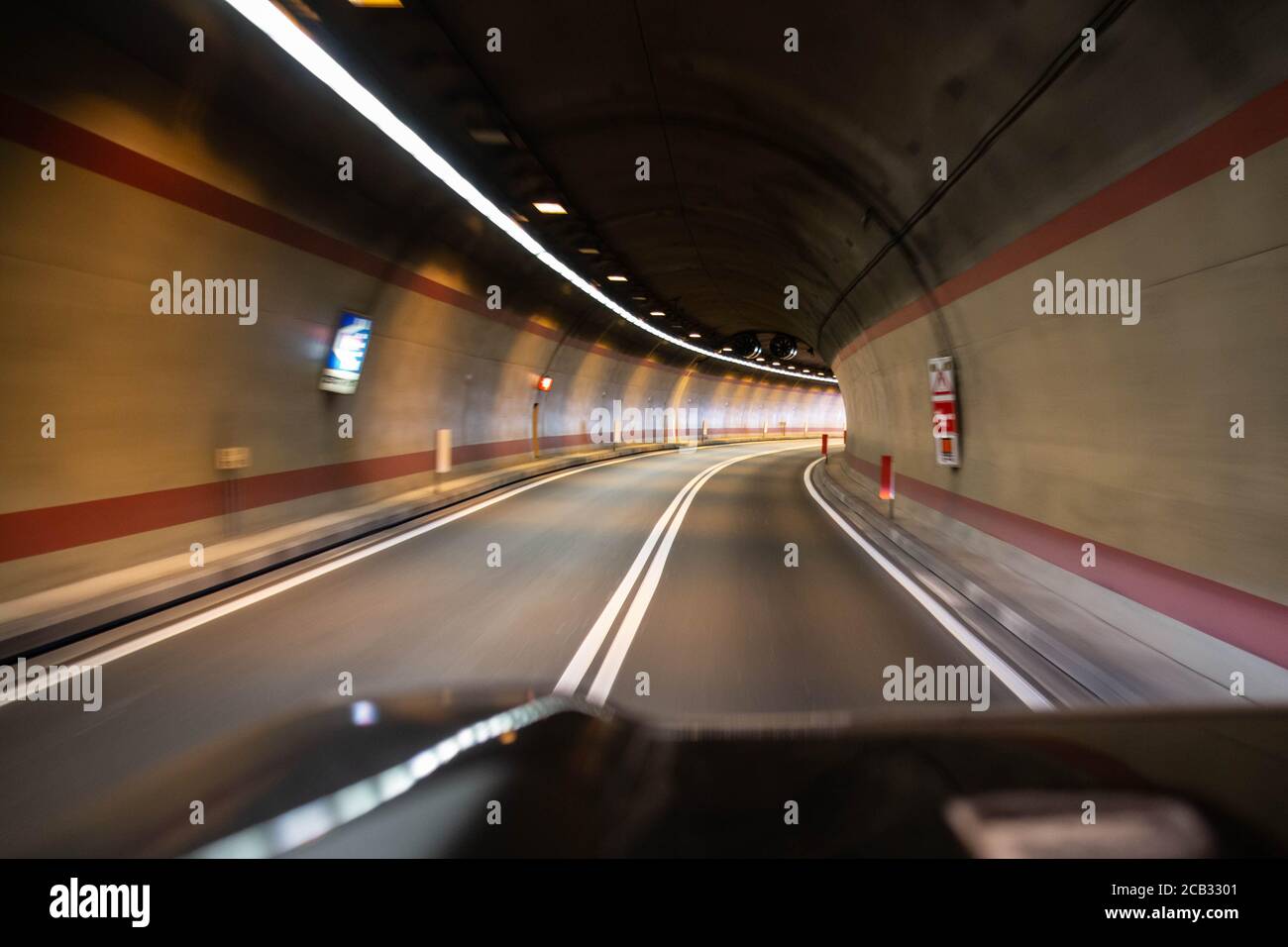 Tunnel am Gardasee, Italien, Autofahren durch den Tunnel Stockfoto