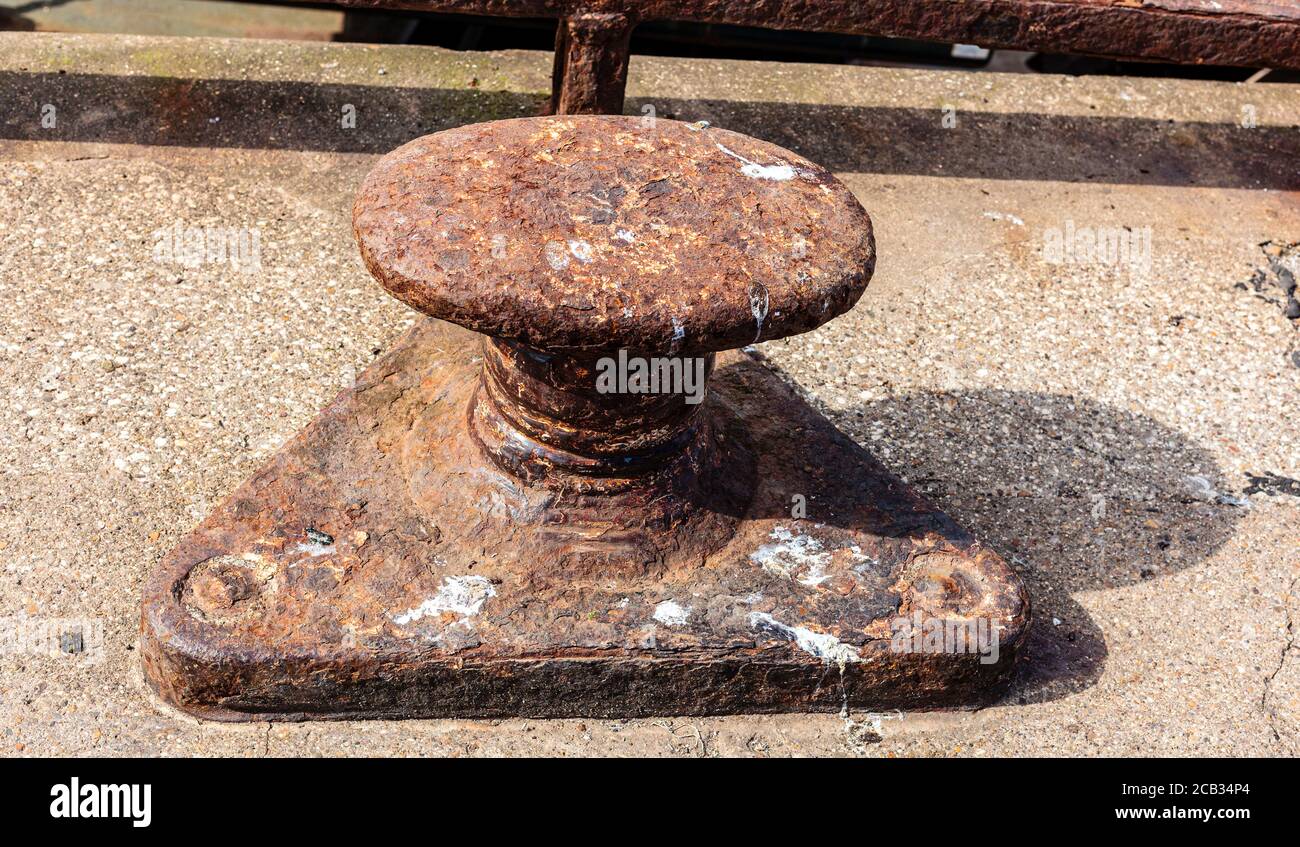Ankerplatz Poller in der Nachmittagssonne. Stockfoto