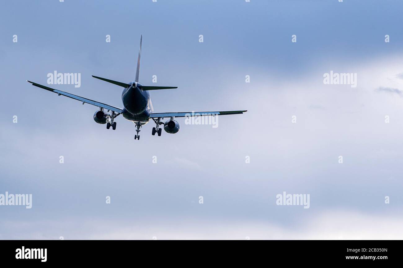 Flugzeug geht zur Landung, Flugzeug in den Himmel Stockfoto