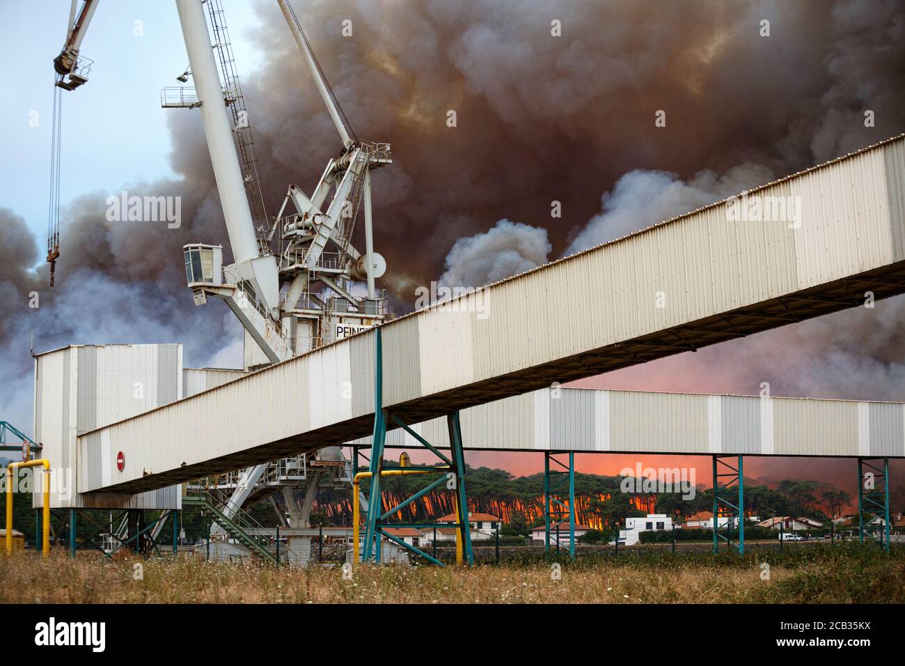 Die Waldbrise von Chiberta, die sich am 2020. Juli 30. (Frankreich) vom Aussichtspunkt des Hafens von Bayonne ereignete. Lauffeuer. Blaze. Stockfoto