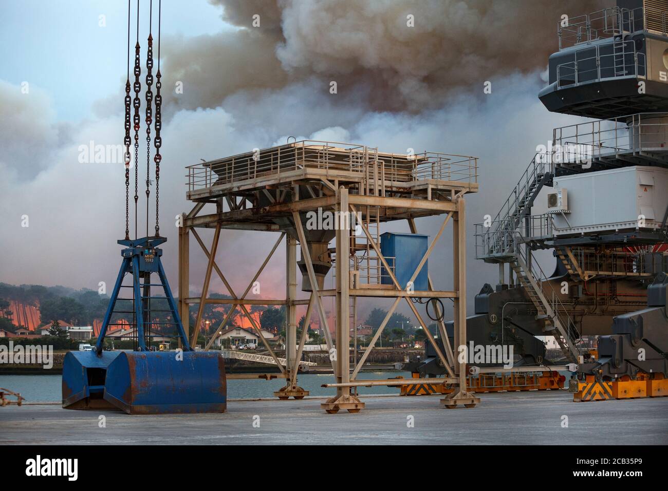 Die Waldbrise von Chiberta, die sich am 2020. Juli 30. (Frankreich) vom Aussichtspunkt des Hafens von Bayonne ereignete. Lauffeuer. Blaze. Stockfoto