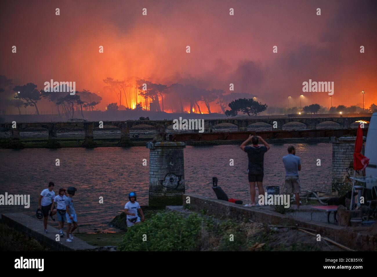 Waldstiftung Chiberta am 2020. Juli, 30. Die Brandstiftung verwüstete 165 Hektar Wald und verbrannte 11 Häuser im Herzen von Anglet. Lauffeuer. Blaze. Stockfoto