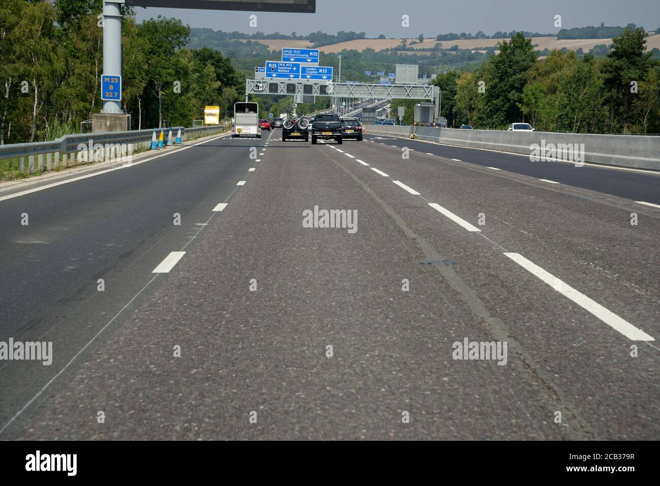 Vierspurige intelligente Autobahnbilder mit Platz für Text-Overlay. Neue Autobahn M23 in Surrey, Großbritannien. Stockfoto