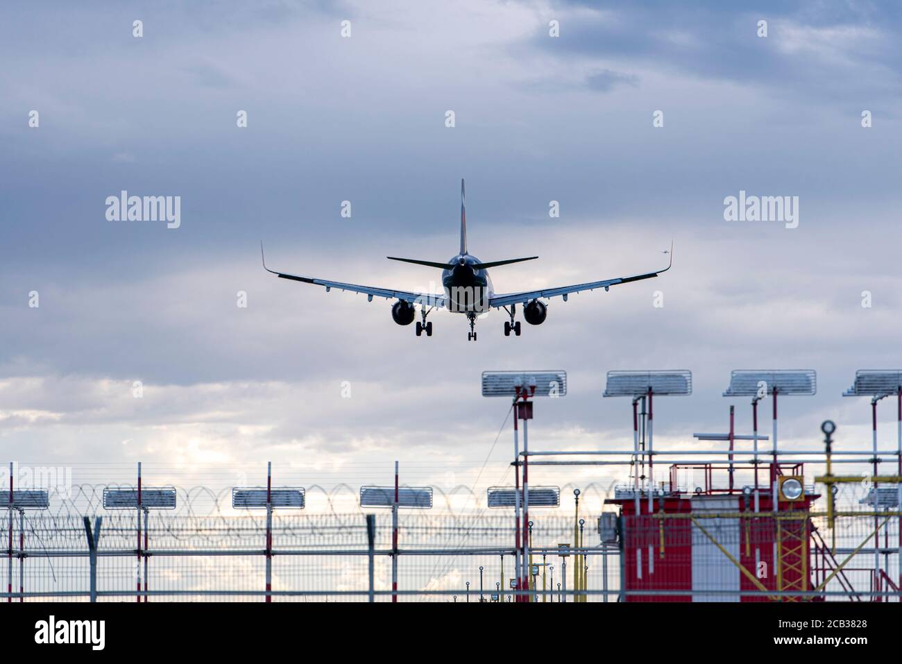 Flugzeug geht zur Landung, Flugzeug in den Himmel Stockfoto