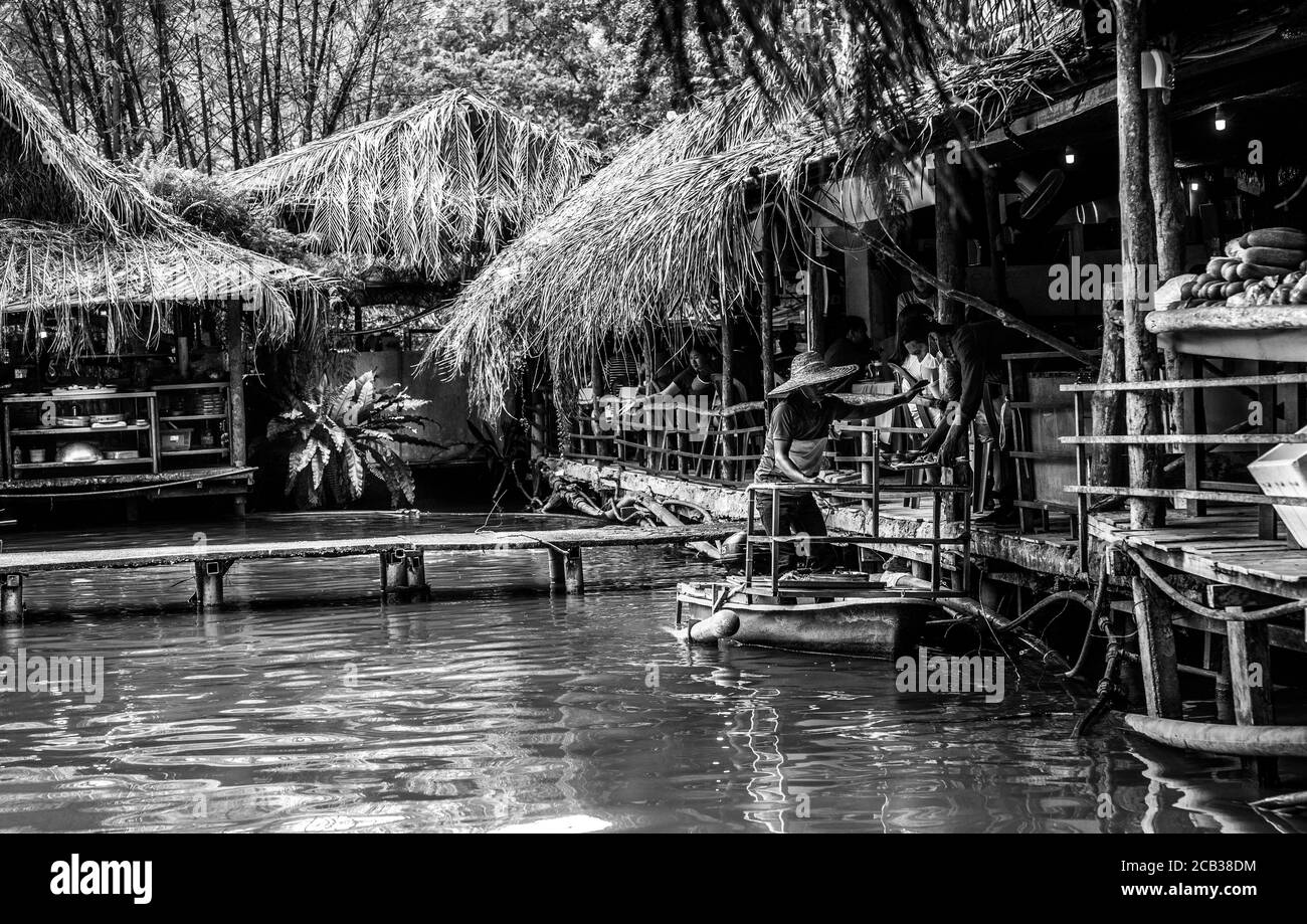 Schwimmender Lebensmittel- und Gemüsemarkt in Malaysia Stockfoto
