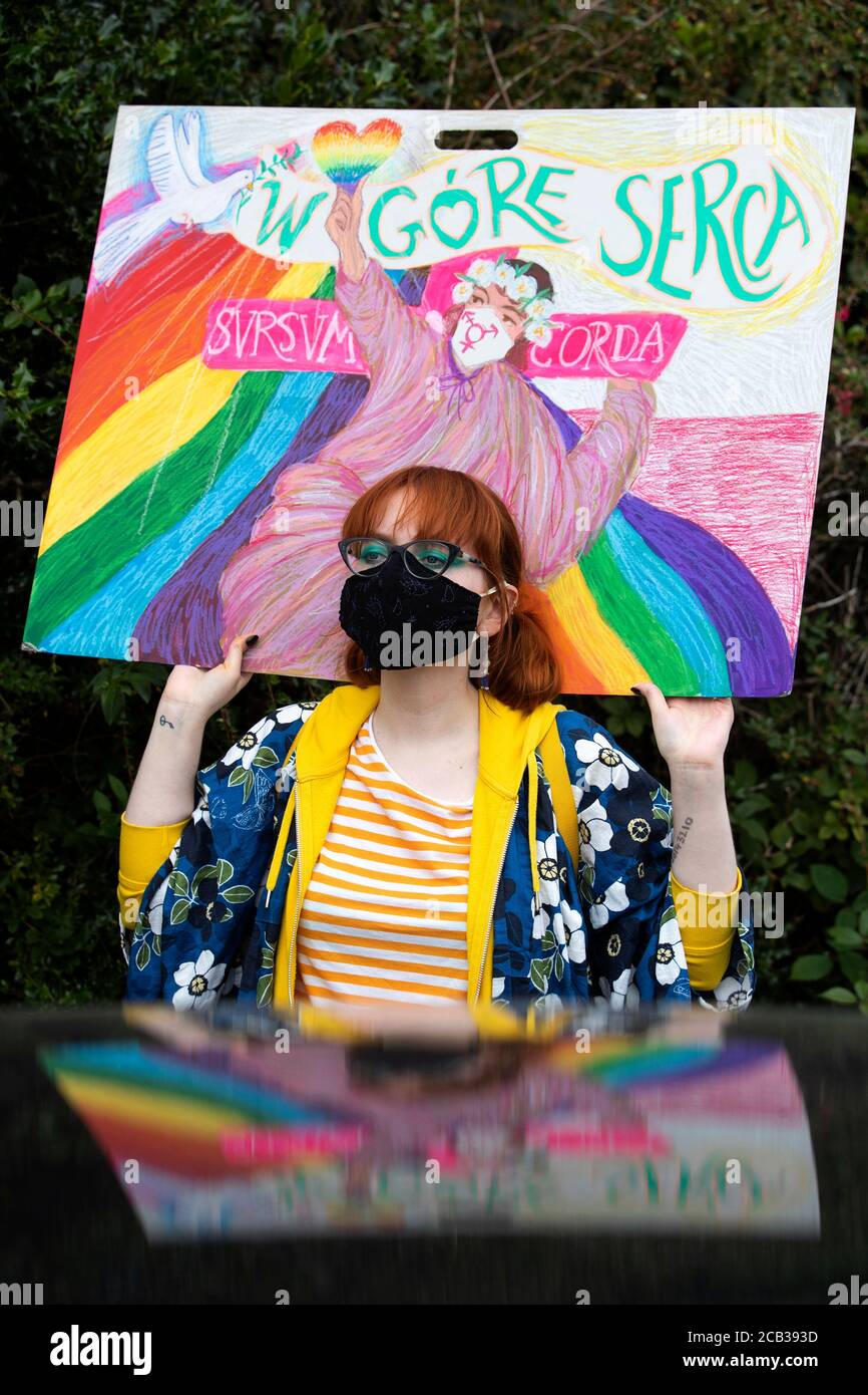 Mitglieder der LGBT-Gemeinschaft protestieren vor dem polnischen Konsulat in Edinburgh, um gegen den neu gewählten Präsidenten Polens, Andrzej Duda, zu demonstrieren, dem vorgeworfen wird, eine Kampagne mit homophober Rhetorik geführt zu haben. Stockfoto