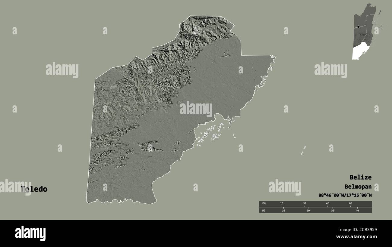 Form von Toledo, Bezirk von Belize, mit seiner Hauptstadt auf festem Hintergrund isoliert. Entfernungsskala, Regionenvorschau und Beschriftungen. Farbige Höhenkarte. Stockfoto