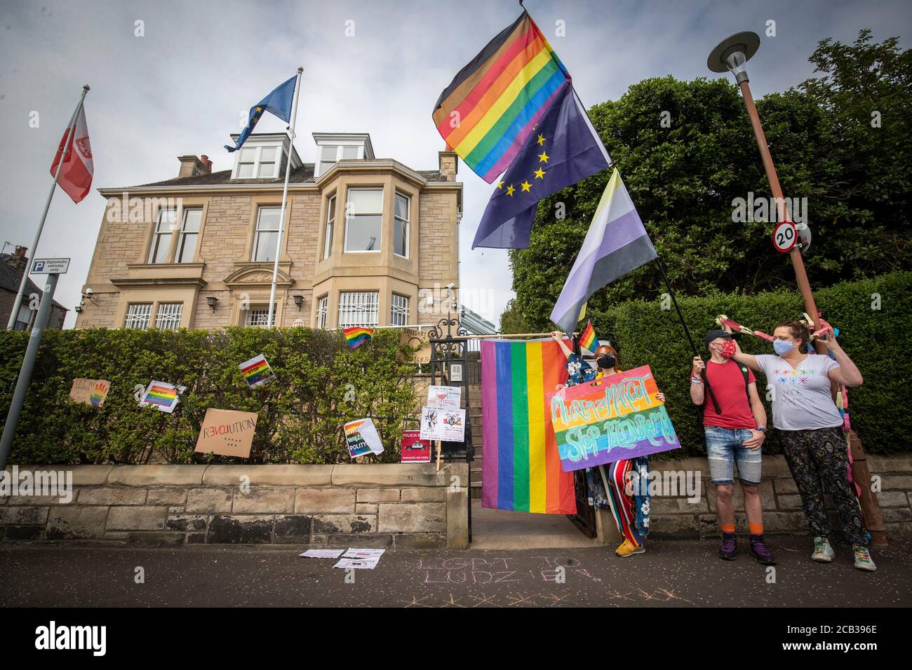 Mitglieder der LGBT-Gemeinschaft protestieren vor dem polnischen Konsulat in Edinburgh, um gegen den neu gewählten Präsidenten Polens, Andrzej Duda, zu demonstrieren, dem vorgeworfen wird, eine Kampagne mit homophober Rhetorik geführt zu haben. Stockfoto