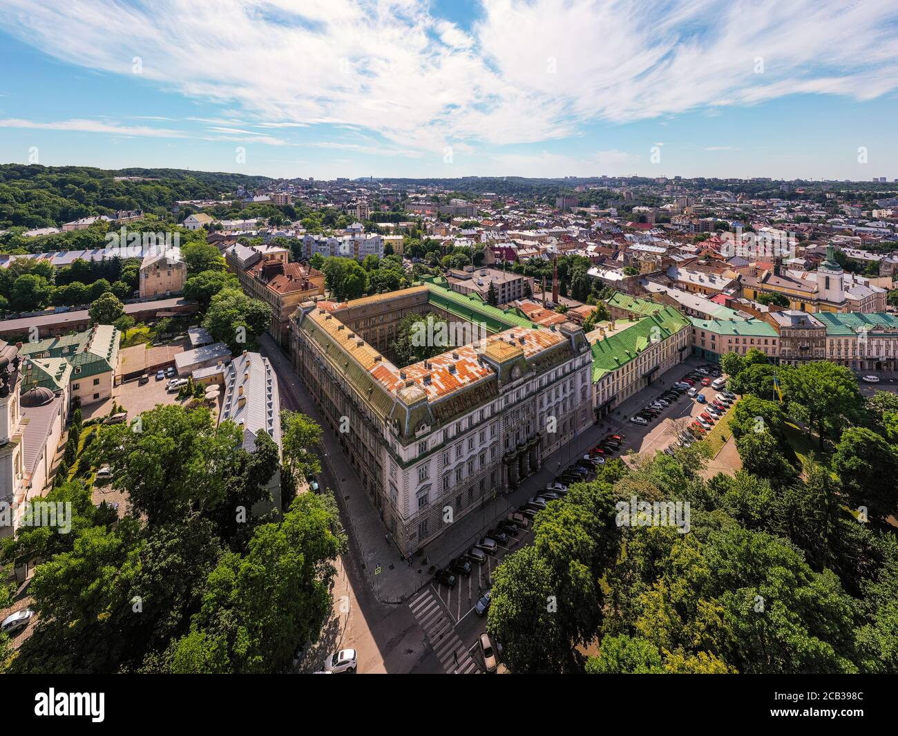 Extrem schönes Panorama bei Sonnenuntergang. Romantisches Lviv, aus der Höhe des Vogelauges. Lviv ist die kulturelle Hauptstadt der Ukraine und ist ein beliebtes d Stockfoto