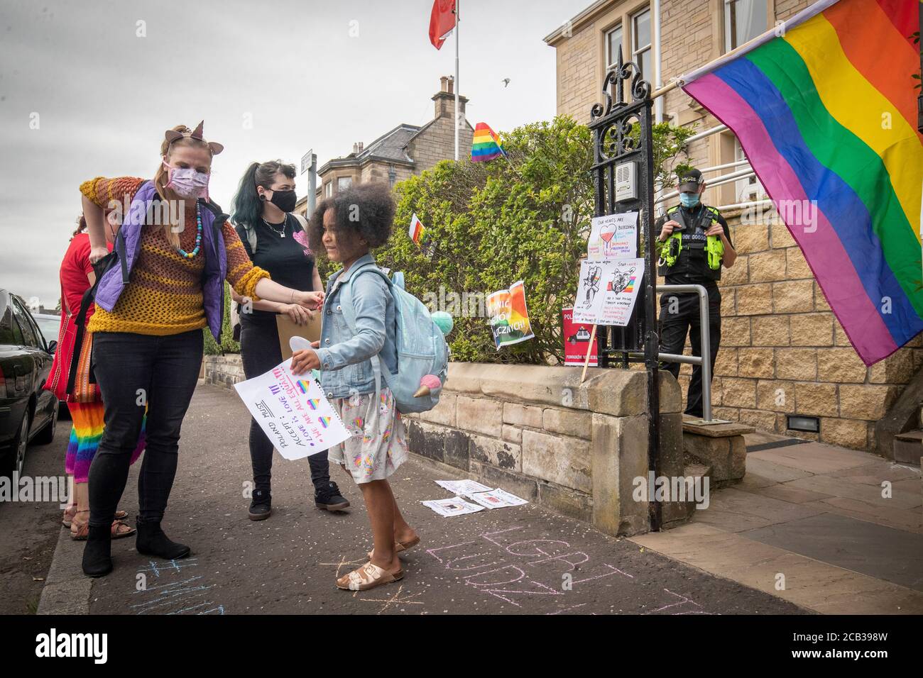 Mitglieder der LGBT-Gemeinschaft protestieren vor dem polnischen Konsulat in Edinburgh, um gegen den neu gewählten Präsidenten Polens, Andrzej Duda, zu demonstrieren, dem vorgeworfen wird, eine Kampagne mit homophober Rhetorik geführt zu haben. Stockfoto