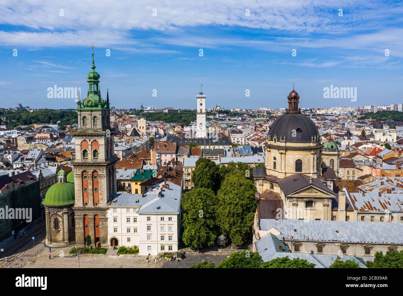 Extrem schönes Panorama bei Sonnenuntergang. Romantisches Lviv, aus der Höhe des Vogelauges. Lviv ist die kulturelle Hauptstadt der Ukraine und ist ein beliebtes d Stockfoto
