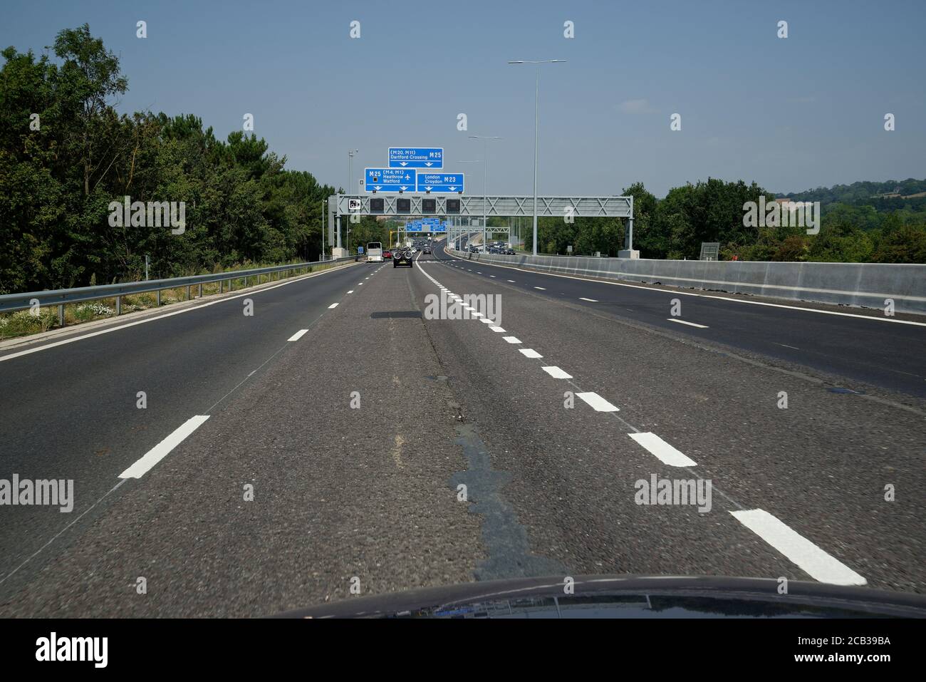 Vierspurige intelligente Autobahnbilder mit Platz für Text-Overlay. Neue Autobahn M23 in Surrey, Großbritannien. Stockfoto