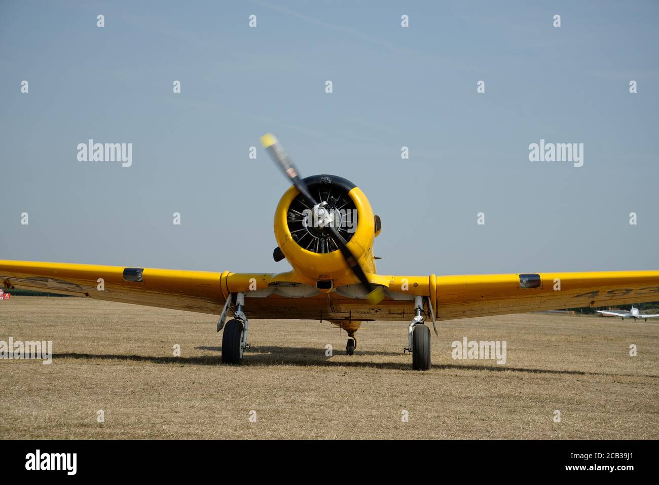 Gelbes Triebfahrzeug auf dem Flugplatz Headcorn. T6 Harvard-Flugzeuge Stockfoto