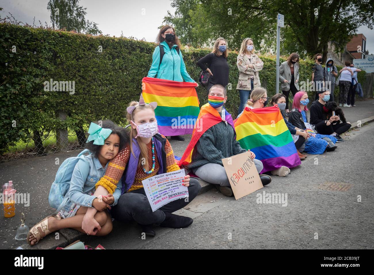 Mitglieder der LGBT-Gemeinschaft protestieren vor dem polnischen Konsulat in Edinburgh, um gegen den neu gewählten Präsidenten Polens, Andrzej Duda, zu demonstrieren, dem vorgeworfen wird, eine Kampagne mit homophober Rhetorik geführt zu haben. Stockfoto