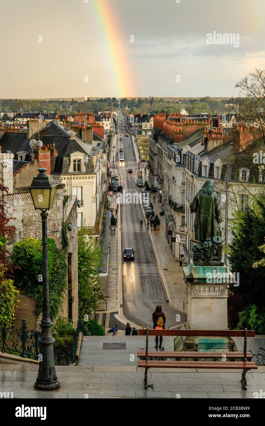Frankreich, Loir et Cher, Loire-Tal von der UNESCO zum Weltkulturerbe erklärt, Blois, Denis Papin Statue an der Spitze der Treppe und Regenbogen in der backgroun Stockfoto