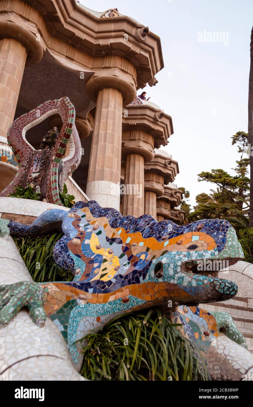 Mosaikdrache des Park Güell, Antoni Gaudí Meisterwerk Park in Barcelona, Spanien mit Hypostyle Hall. Stockfoto