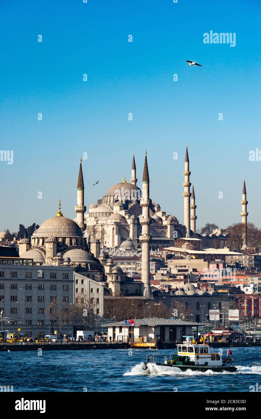 Die Yeni Moschee in Sirkeci, am Eminonu Ufer mit der Suleymaniye Moschee im Hintergrund. Istanbul, Türkei. Stockfoto