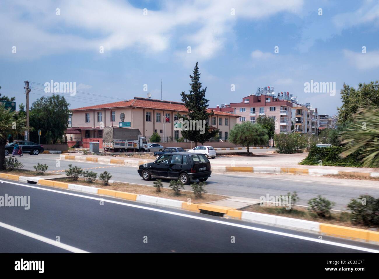 ANTALYA, TÜRKEI - 10. JULI 2015: Auf den Straßen von Antalya. Lokaler Geschmack und gute Straßen ziehen Touristen an Stockfoto