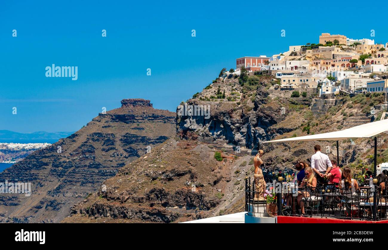 Bar-Sitzbereich im Freien. Fira, Thira, Santorini, Griechenland. Blick auf skaros Rock. Griechische Inseln. Stockfoto
