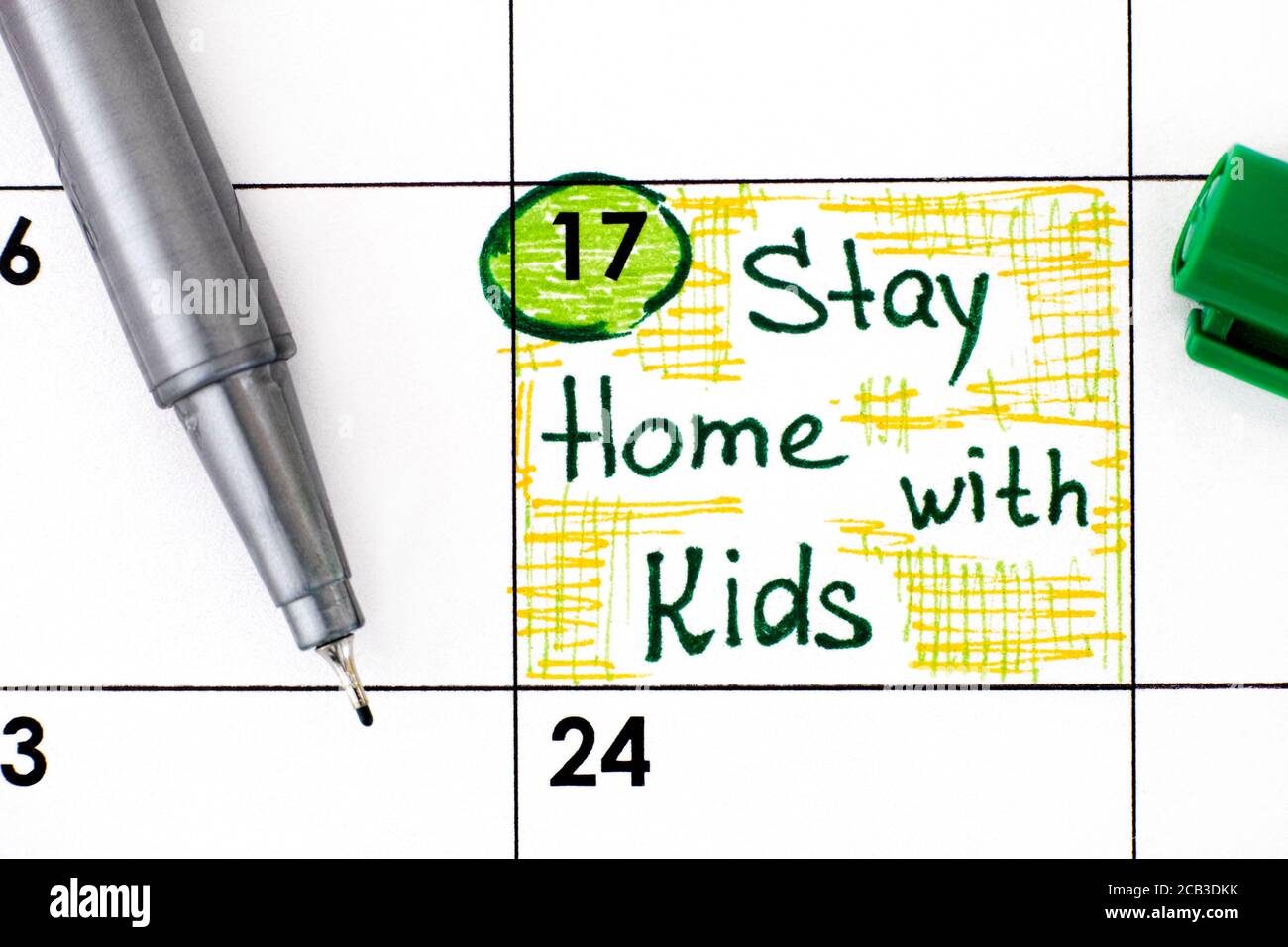 Erinnerung Bleiben Sie zu Hause mit Kindern im Kalender mit Stift. August 17. Stockfoto