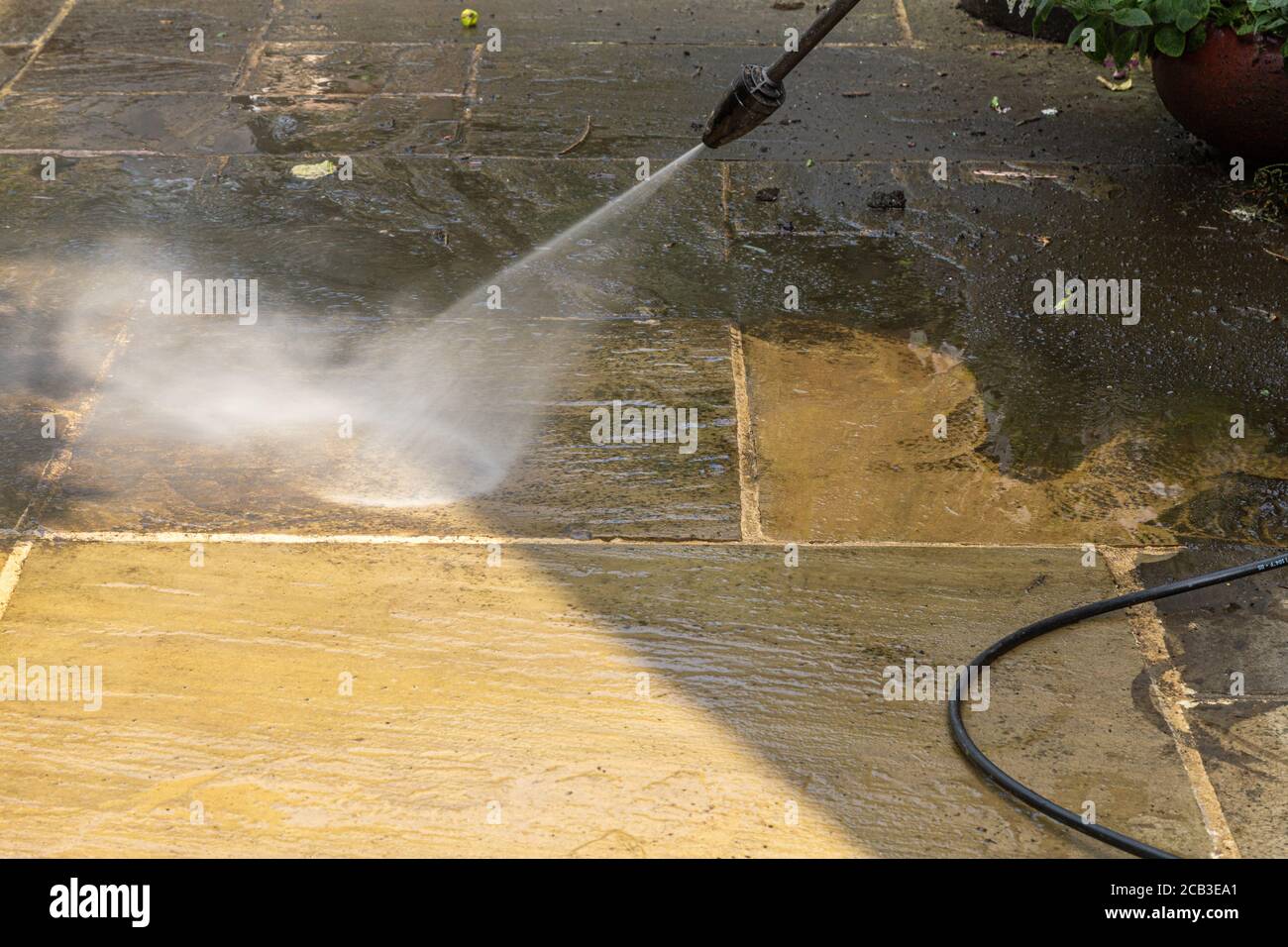 Reinigung Der Terrasse. Druckwäsche auf einer indischen Schieferterrasse. Stockfoto