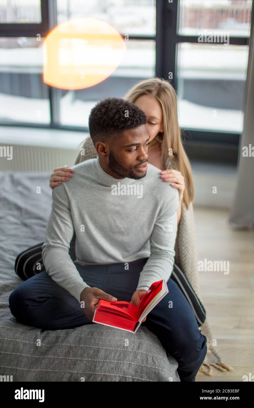 Multi-ethnischen jungen Liebhaber geben einander mehr Liebe und Zärtlichkeit, vor allem, wenn es kalte Winter Outdoor ist Stockfoto