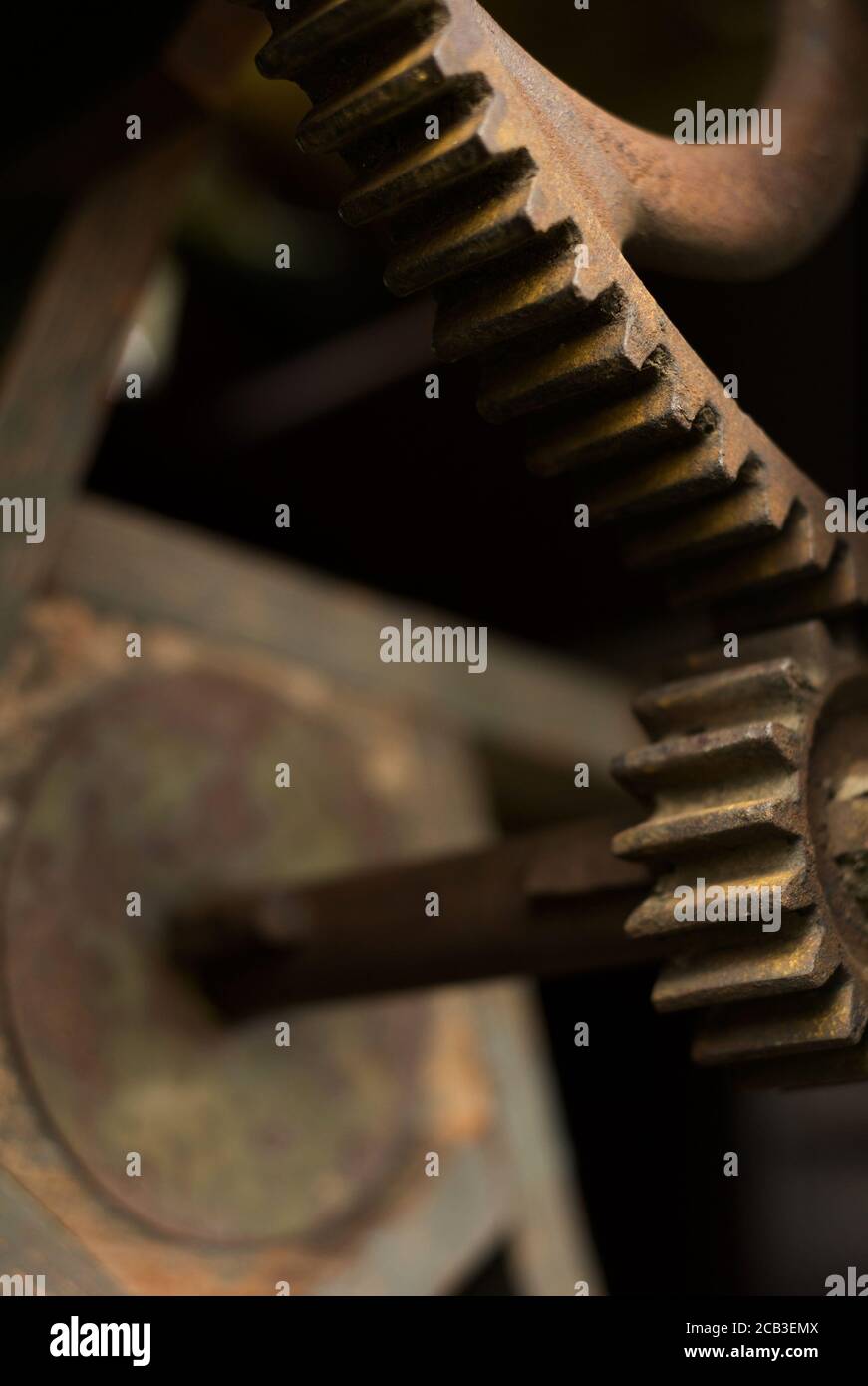 Zahnrad / Zahnrad - Detail der einfachen Maschine. Mechanische Vorrichtung mit Zahnrädern und Zahnrädern. Altes Retro-Instrument ist von Staub bedeckt Stockfoto