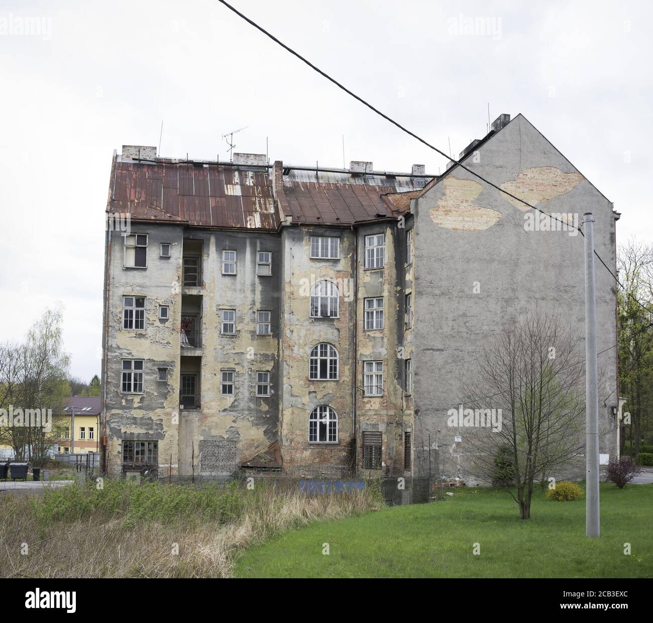 Altes und altes Mietshaus. Verwüsttes Gebäude für arme Bewohner im Ghetto. Vernachlässigter Innenhof um das Stadthaus Stockfoto