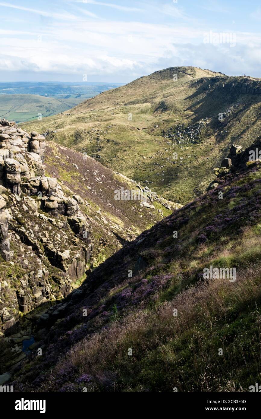 Ein Blick durch einen Teil des Grindsbrook Clough Richtung Grindslow Knoll am südlichen Rand von Kinder Scout, Derbyshire, Peak District, England, UK Stockfoto