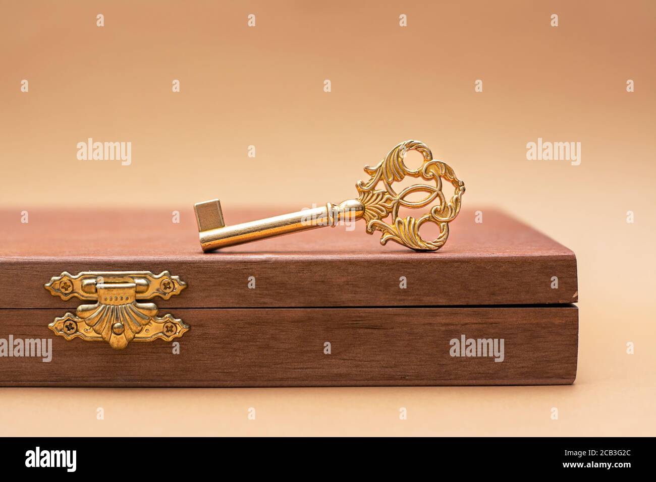 Alte schöne Schlüssel liegt auf der Holzkiste. Ein konzeptuelles Bild Stockfoto