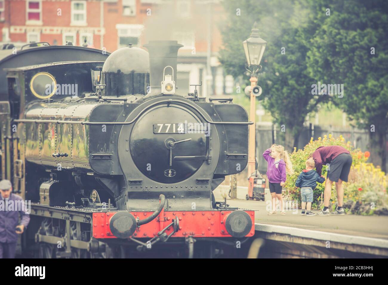 Vintage UK Dampflokomotive wartet auf Kidderminster Station Severn Valley Railway Heritage Line als junge Familie machen sich bereit für ihre Dampfzug Fahrt. Stockfoto