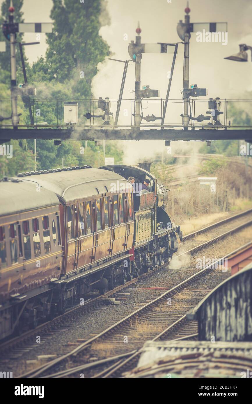 Vintage UK Dampfzug verlässt Kiddeminster Station auf der Severn Valley Railway Heritage Line, Sommer 2020, als Heritage Eisenbahnen nach der Sperre öffnen. Stockfoto