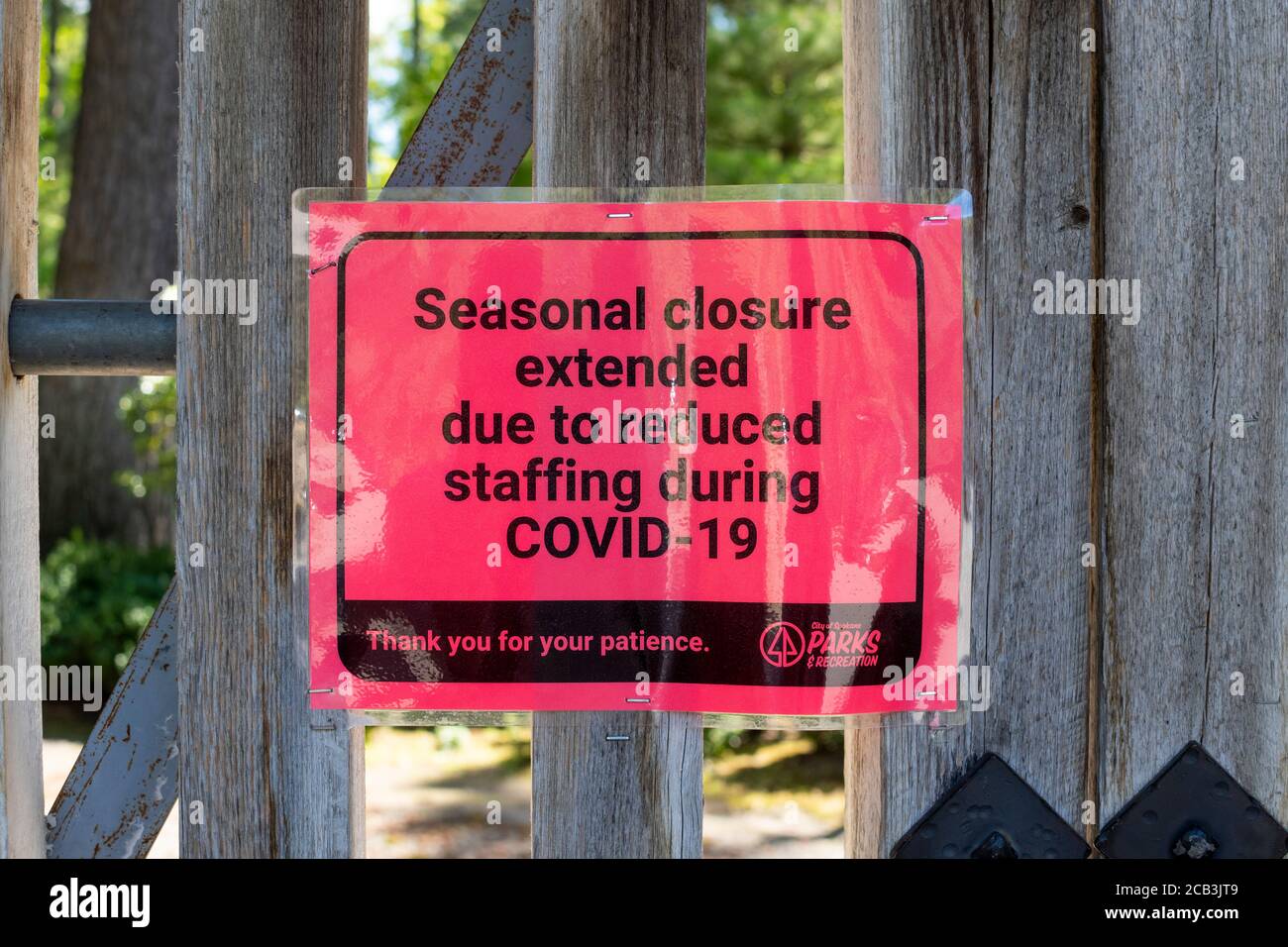Auf einem Holztor ist wegen des COVID-19-Virus in Spokane, Washington, USA, ein Schild mit dem Hinweis auf die Schließung der Saison angebracht Stockfoto