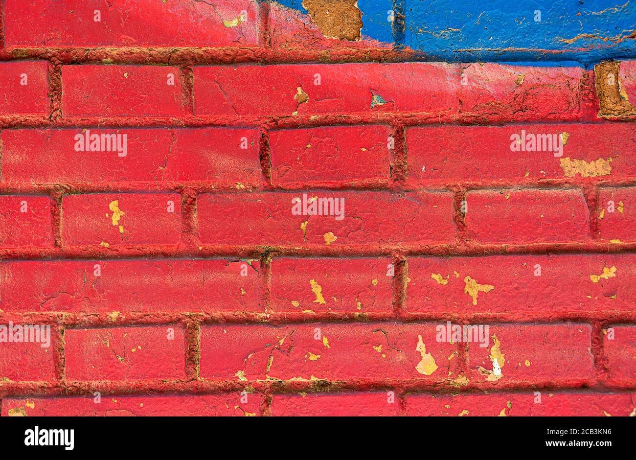 Alte Backsteinmauer Hintergrund. Rote und blaue Farbe. Graffiti Stockfoto